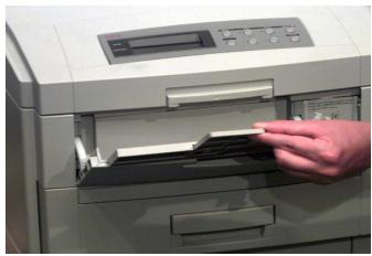 OKI C7400N - Chargement du support : bac multifonctionnel - 3