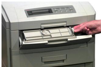 OKI C7400N - Chargement du support : bac multifonctionnel - 2