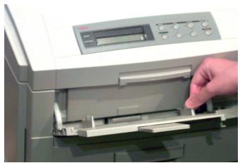 OKI C7400NCCS - Chargement du support : bac multifonctionnel - 4