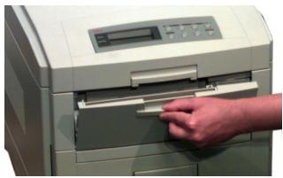OKI C7400NCCS - Chargement du support : bac multifonctionnel - 1