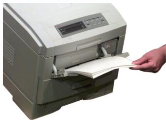 OKI C7400NCCS - Chargement du support : bac multifonctionnel - 5