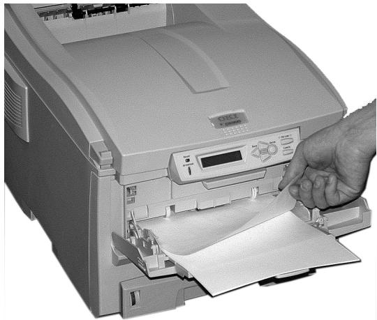 OKI ES1624N - Lorsqu'une feuille vient tout juste d'entrer dans l'imprimante - 1