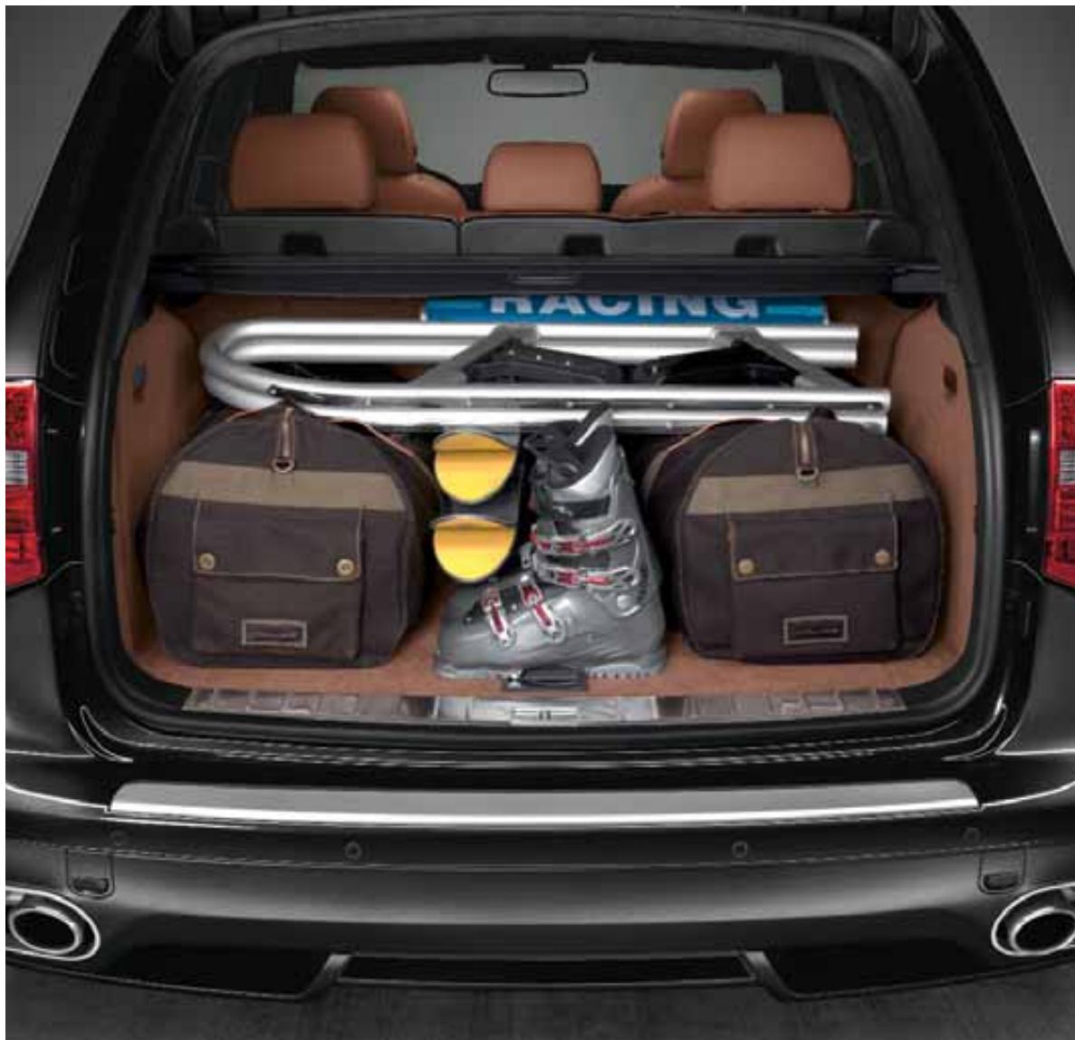 PORSCHE CAYENNE - Luggage compartment. - 1