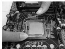 ASROCK 775I65G - Installation du CPU - 11