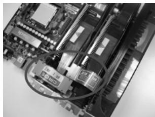 ASROCK 890FX DELUXE 5 - Installing Three CrossFireX™-Ready Graphics Cards - 5