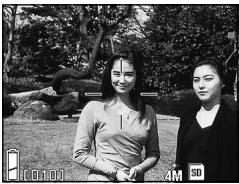 MINOLTA DIMAGE G400 - Shooting with Focus Lock - 1