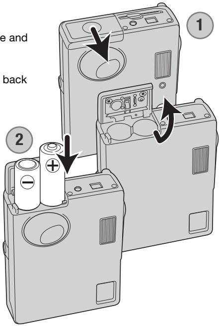 MINOLTA DIMAGE X31 - INSERTING THE BATTERIES - 1
