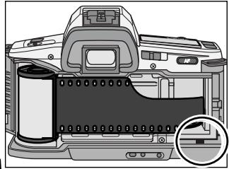MINOLTA MAXXUM 3 - Extend the leader between the guide rails to the index mark. - 1