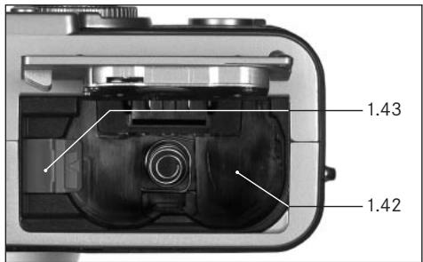 LEICA DIGILUX 2 - Loading the battery in the camera/ Removing the battery from the camera - 1