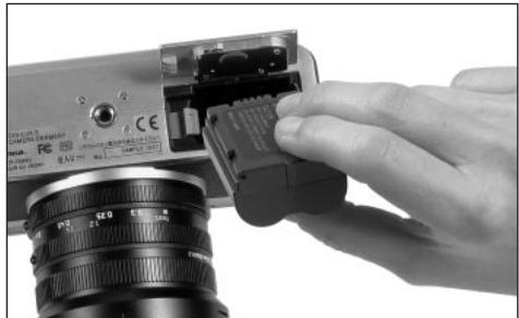 LEICA DIGILUX2 - Loading the battery in the camera/ Removing the battery from the camera - 2