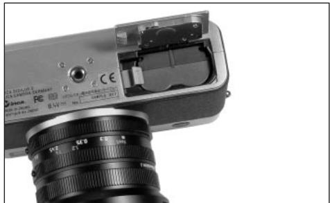 LEICA DIGILUX2 - Loading the battery in the camera/ Removing the battery from the camera - 3