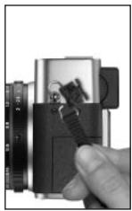 LEICA DIGILUX2 - Attaching the carrying strap - 3