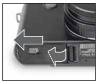 LEICA D-LUX 4 - Insertion de la carte - 2
