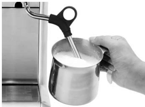 BREVILLE BES820XL - HOW TO TEXTURE MILK FOR A CAPPUCCINO OR LATTÉ - 1