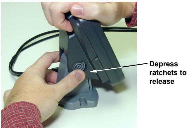 EAGLE FISHEASY 245DS PORTABLE - Using the Quick Release Mounting Bracket - 3