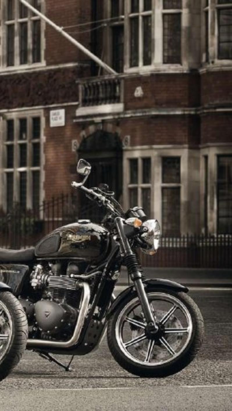 TRIUMPH THRUXTON - CONTENTS 2010 - 9