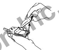 ERICSSON T18D - Connecting and Removing Your Battery - 2