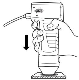 KONICA CR-400 - Situe el Cabezal Medidor verticalmente sobre la ].    muestra. - 4