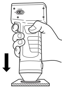 KONICA CR-400 - Situé el Cabezal Medidor verticalmente sobre lauya, muestra de diferencia de color respecto al patron. - 1
