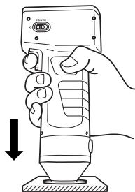 KONICA CR-410 - Situé el Cabezal Medidor verticalmente sobre lauya, muestra de diferencia de color respecto al patron. - 1
