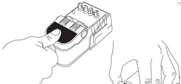 LINE 6 DR DISTORTO - Instructies voor het verrangen van de batterij - 1