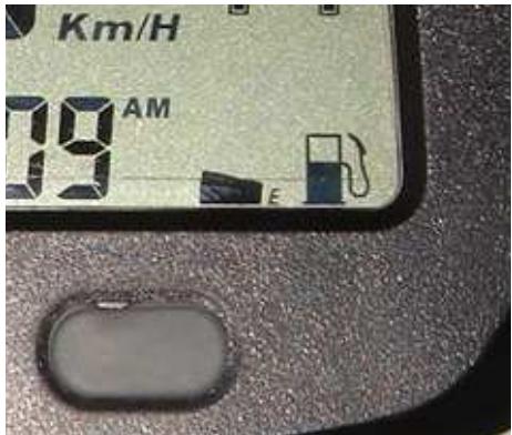 ADLY 600 XCE COUNTRY - Inspection et maintenance vérification du niveau d'essence - 1