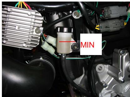 ADLY 600 XCE COUNTRY - Vérification du liquide de frein - 1