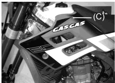 GAS GAS EC FSE 450 - Extract the spark plug - 3