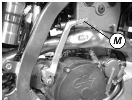 GAS GAS FSE 400 - Un-installing the engine in the chassis - 8