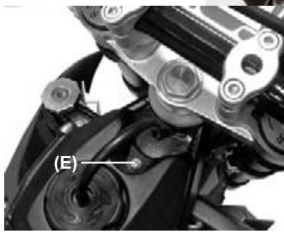GAS GAS PAMPERA 400 - Removing the spark plug - 5