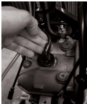 GAS GAS PAMPERA 400 - Removing the spark plug - 7