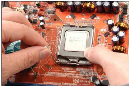 ABIT IL8 - 2-2. Install CPU, Heatsink and Fan Assembly - 7
