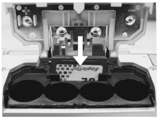 GENIUS DV5122 - Inserting and Removing an SD Card - 1