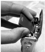 GENIUS G512 - Loading and Removing an SD/MMC Memory Card - 1