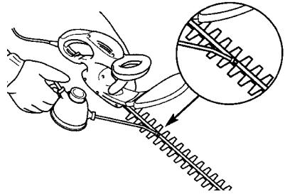 WEED EATER 2400 - LUBRICATE BLADES - 1