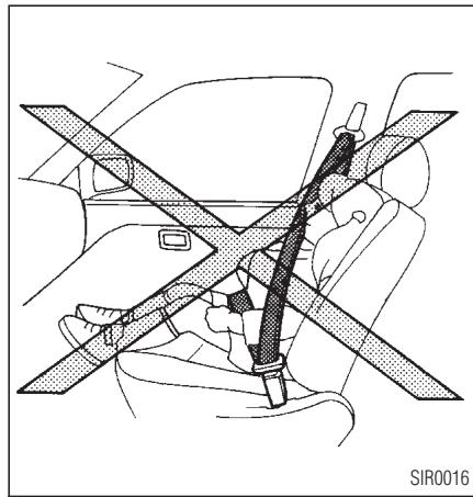 INFINITI I30 - Ceintures de securite precautions à prendre avec les ceintures de securite - 5