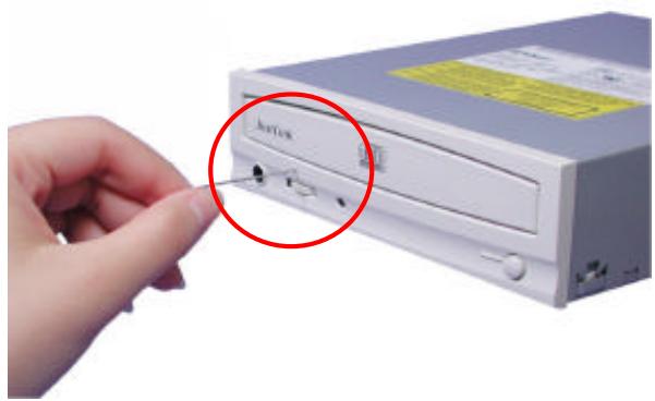 AOPEN CRW2040 - Emergency Eject Hole - 1