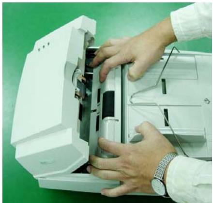 AVISION AV3850 - REPLACING THE ADF PAPER FEED ROLLER - 6
