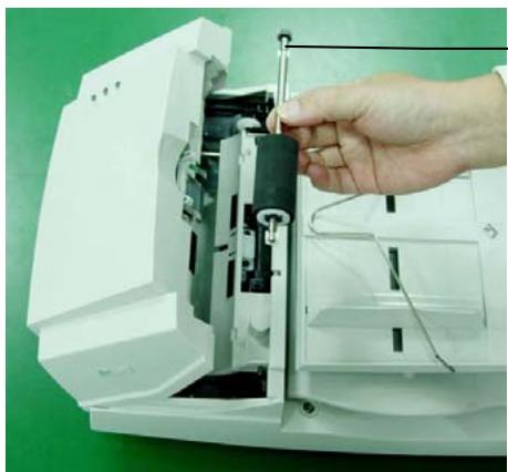 AVISION AV3850 - REPLACING THE ADF PAPER FEED ROLLER - 4