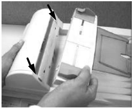 AVISION AVA3 - Instalación de la bandeja de alimentación de papel - 2