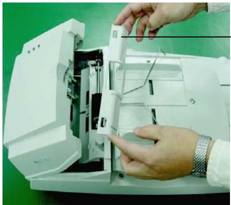 AVISION AV3850SU - Replacing the ADF Paper Feed Roller - 3