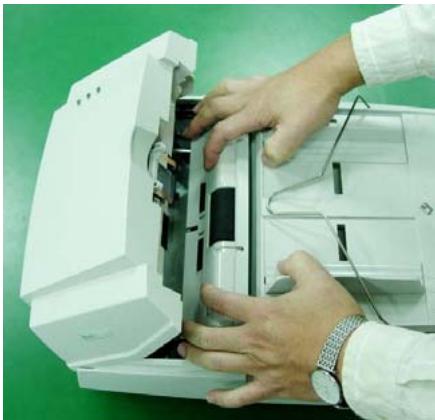 AVISION AV3852U - Replacing the ADF Paper Feed Roller - 6