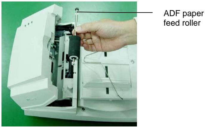 AVISION AV3852U - Replacing the ADF Paper Feed Roller - 4