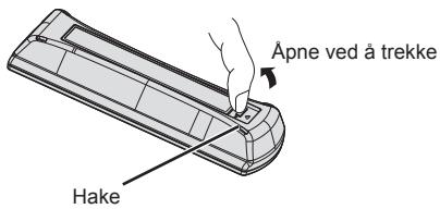 PANASONIC TX-42A400E - Apne lokket til batterirommet. - 1
