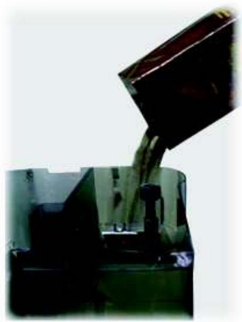 SAECO AMBRA - Filling the bean hopper - 2