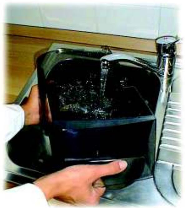 SAECO AMBRA - Filling the water tank - 2