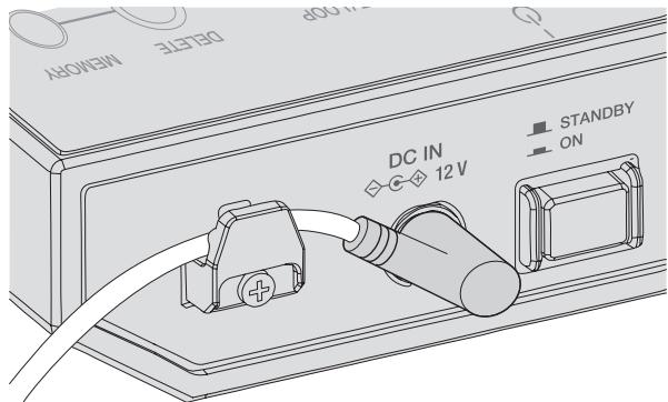 PIONEER DJ DDJ-800 - Fixation du cordon d'alimentation de l'adaptateur secteur au crochet de cordon - 1