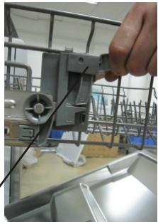 BRANDT DSF15624X - Adjusting the Upper Basket - 2