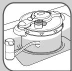 TEFAL clipso minut easy 6L - To release the steam: - 2