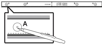 SAMSUNG HW-Q600C - Richten Sie die Mittellinie der Montagehilfe für die Wandhalterung auf die Mitte des Fernsehers aus (wenn Sie die Soundbar unter dem Fernseher montieren) und befestigen Sie dann die Montagehilfe für die - 2
